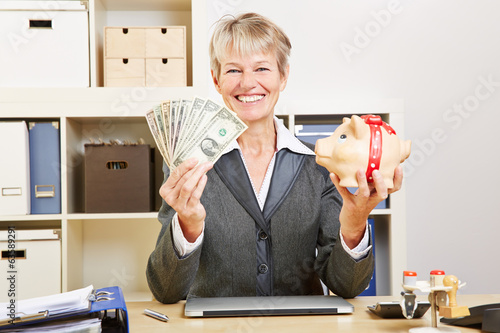 Photo: Frau mit Dollarscheinen und Sparschwein Frau mit Dollarscheinen und Sparschwein