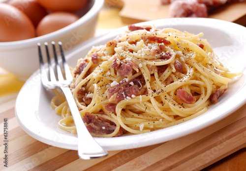 Photo: spaghetti alla carbonara con ingredienti intorno spaghetti alla carbonara con ingredienti intorno