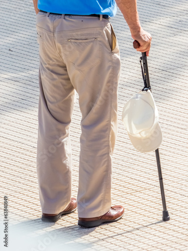 Photo: Tourist mit Kappe und Gehstock Tourist mit Kappe und Gehstock
