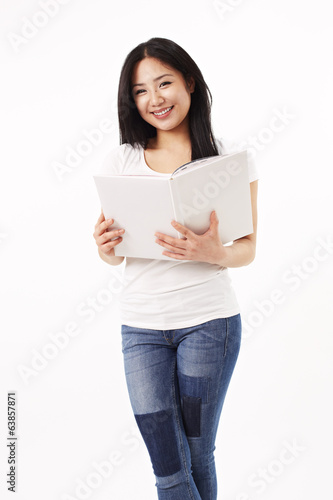 Photo: Studentin in weißen Shirt liest ein Buch Studentin in weißen Shirt liest ein Buch