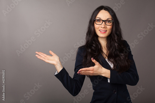 Photo: brunette woman presenting copyspace brunette woman presenting copyspace