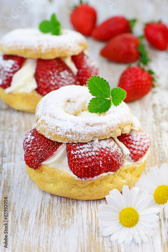 Photo: Windbeutel mit Erdbeeren Windbeutel mit Erdbeeren