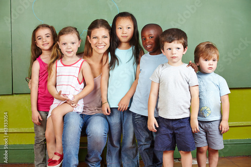 Photo: Kinder in Gruppe mit Kindergärtnerin Kinder in Gruppe mit Kindergärtnerin