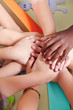 Kinder stapeln Hände im Kindergarten Kinder stapeln Hände im Kindergarten