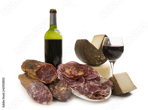 Photo: Embutidos y vino Embutidos y vino