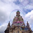 Seifenblasen vor der Dresdner Frauenkirche Seifenblasen vor der Dresdner Frauenkirche