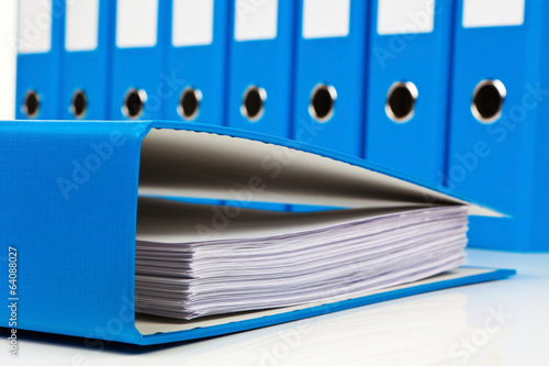 Photo: Akten Ordner mit Schriftstücken und Dokumenten Akten Ordner mit Schriftstücken und Dokumenten
