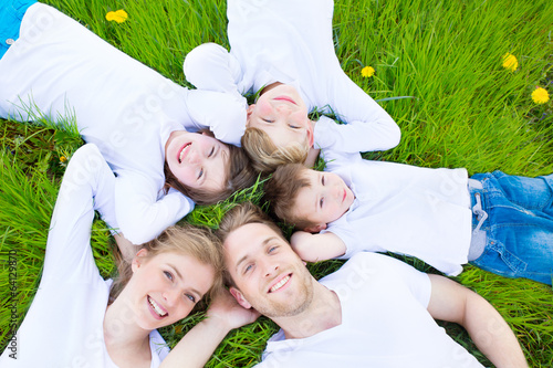 Photo: Familie mit 3 Kindern Familie mit 3 Kindern