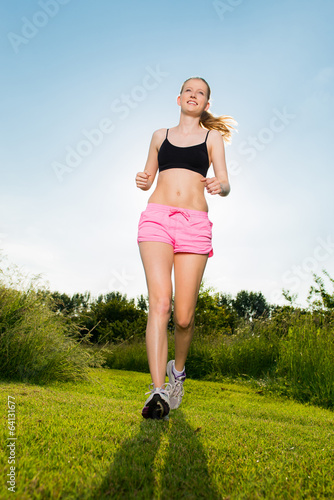 Photo: junge frau macht ausdauersport junge frau macht ausdauersport