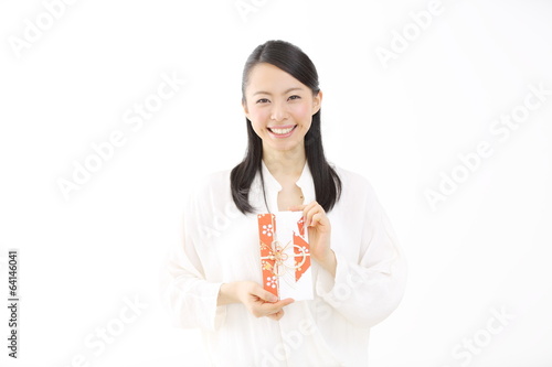 Photo: ご祝儀を持つ女性 ご祝儀を持つ女性