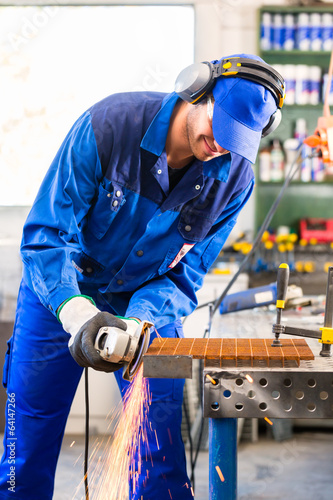 Photo: Handwerker sägt mit Trennschleifer Flex Handwerker sägt mit Trennschleifer Flex