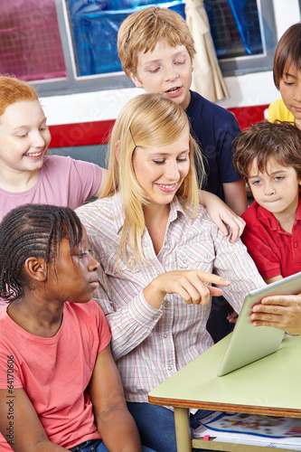 Photo: Schüler und Lehrer mit Tablet Computer Schüler und Lehrer mit Tablet Computer