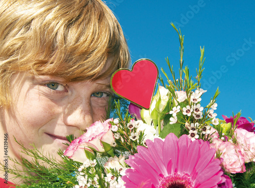 Photo: Kind mit Blumenstrauß Kind mit Blumenstrauß