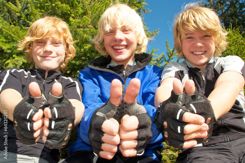 Photo: Drei glückliche Kids auf Fahrradtour Drei glückliche Kids auf Fahrradtour