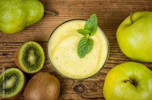 Photo: Obstsmoothie mit frischen Zutaten Obstsmoothie mit frischen Zutaten
