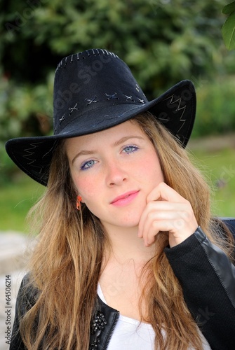 Photo: Ragazza bionda con cappello Cowboy Ragazza bionda con cappello Cowboy