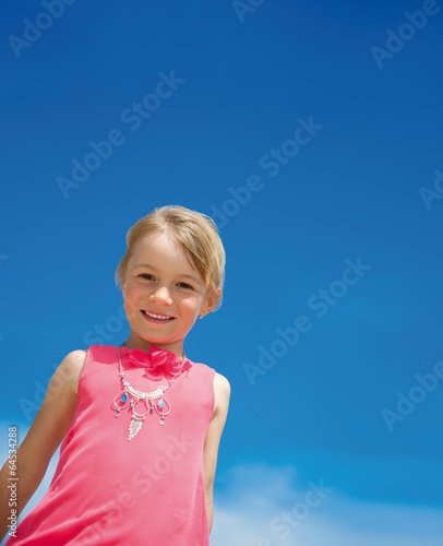 Photo: Kleines Mädchen vor blauem Himmel Kleines Mädchen vor blauem Himmel