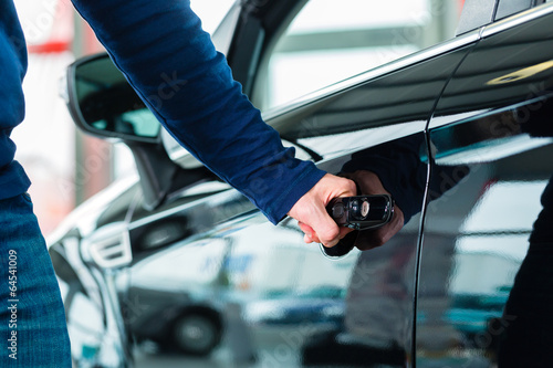 Photo: Mann oder Kunde mit Neuwagen von Autohaus Mann oder Kunde mit Neuwagen von Autohaus