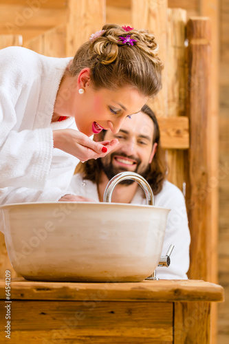 Photo: Paar genießt im Wellness Spa romantischen Ausflug Paar genießt im Wellness Spa romantischen Ausflug