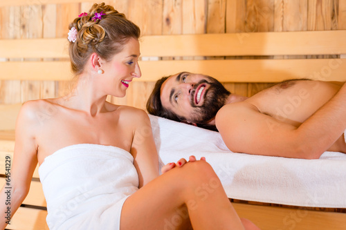 Photo: Paar sitzt in Wellness Spa Sauna Paar sitzt in Wellness Spa Sauna