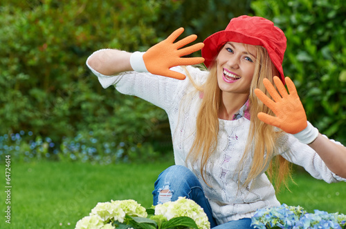 Photo: Hübsche junge Frau bei der Gartenarbeit Hübsche junge Frau bei der Gartenarbeit