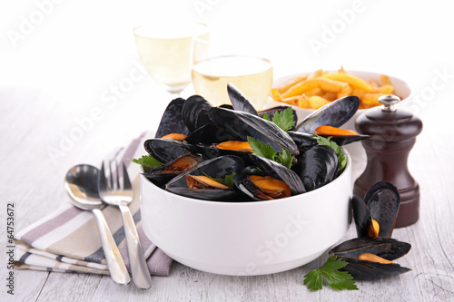 Photo: mussel with wine sauce and fries mussel with wine sauce and fries