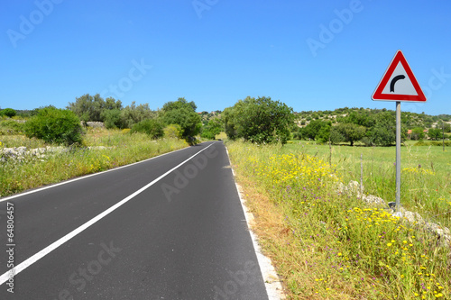 Photo: Strada con segnaletica stradale - curva a destra Strada con segnaletica stradale - curva a destra