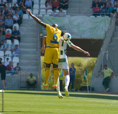 Photo: futbolistas luchando balón aéreo futbolistas luchando balón aéreo