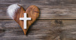 Letzter Gruß am Grab: Holz Herz mit Kreuz Letzter Gruß am Grab: Holz Herz mit Kreuz