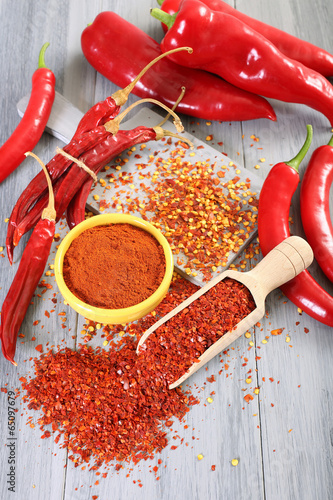 Photo: paprica e peperoncino in polvere composizione su tavolo paprica e peperoncino in polvere composizione su tavolo