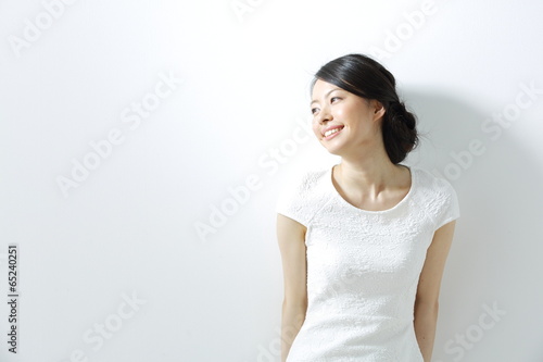 Photo: 日差し・若い女性 日差し・若い女性