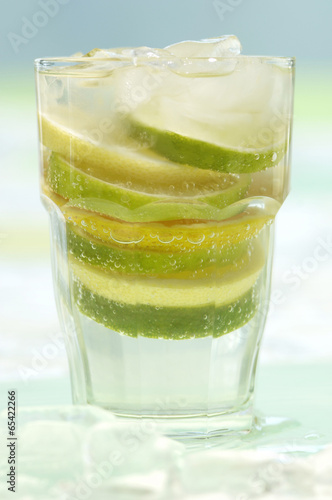 Photo: Frischer Limettensaft und Limetten im Glas Frischer Limettensaft und Limetten im Glas