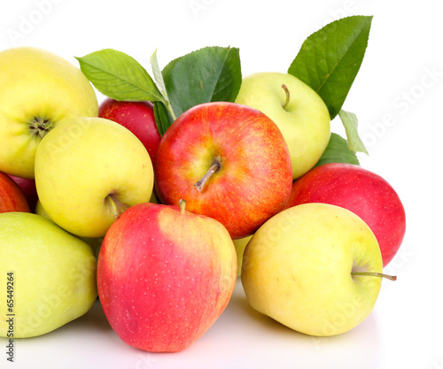 Fototapeta Ripe sweet apples with leaves, isolated on white