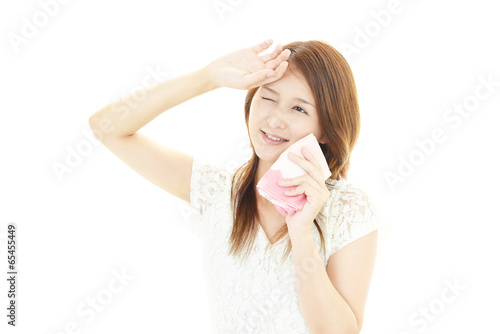 Photo: 汗をふく女性 汗をふく女性