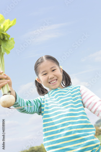 Photo: かぶを持って立つ女の子 かぶを持って立つ女の子