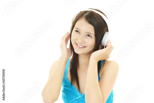 Photo: 音楽を聴く女性 音楽を聴く女性