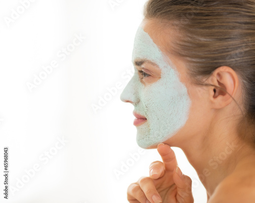 Photo: Portrait of young woman wearing facial cosmetic mask Portrait of young woman wearing facial cosmetic mask