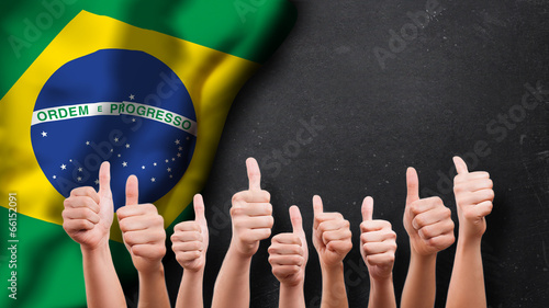 Photo: Daumen-Hoch-Gesten vor Brasilienfahne Daumen-Hoch-Gesten vor Brasilienfahne