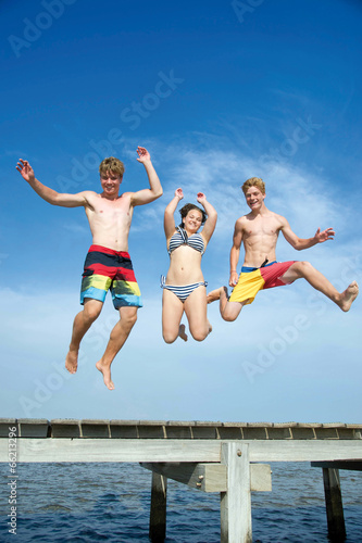 Photo: Springende Teenager am Meer Springende Teenager am Meer