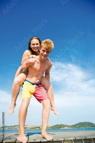 Photo: Junge mit Mädchen Huckepack Junge mit Mädchen Huckepack