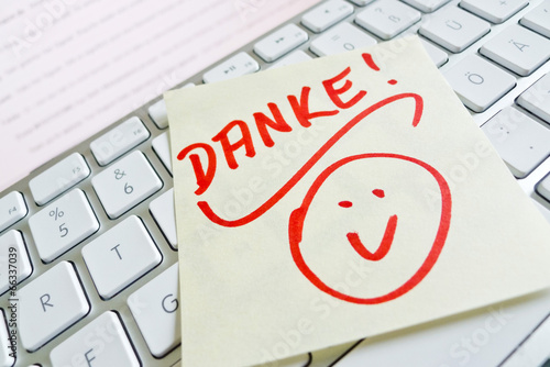 Photo: Notiz auf Computer Tastatur: Danke Notiz auf Computer Tastatur: Danke