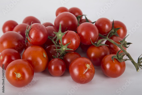 Photo: pomodorini a grappolo biologici appena raccolti pomodorini a grappolo biologici appena raccolti