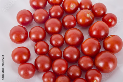 Photo: pomodorini a grappolo biologici appena raccolti pomodorini a grappolo biologici appena raccolti