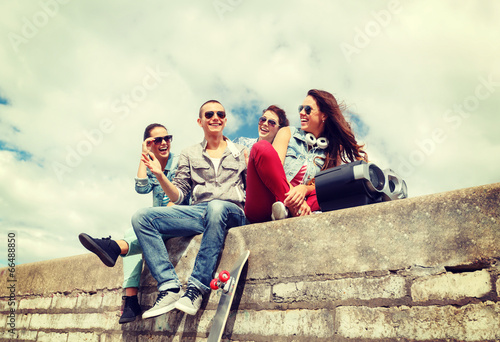Photo: group of smiling teenagers hanging out group of smiling teenagers hanging out