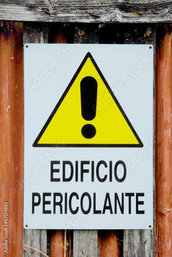 Photo: segnale di pericolo,cartello avvertenza edificio pericolante segnale di pericolo,cartello avvertenza edificio pericolante