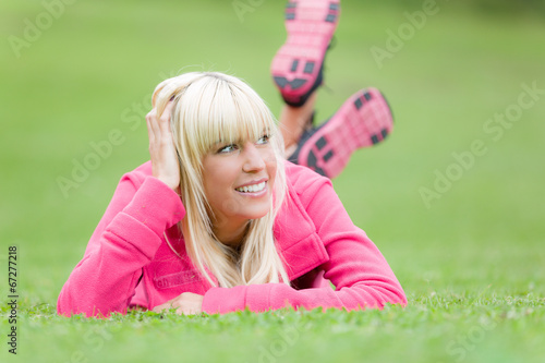 Photo: Junge Frau flirtet Junge Frau flirtet