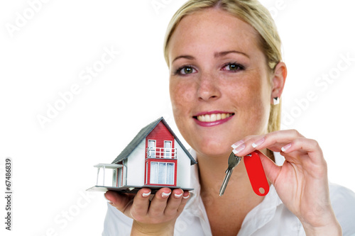 Photo: Immobilienmaklerin mit Haus und Schlüßel Immobilienmaklerin mit Haus und Schlüßel