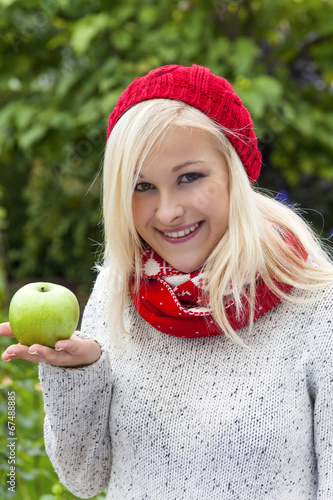 Photo: Frau mit Apfel. Vitamine im Herbst Frau mit Apfel. Vitamine im Herbst