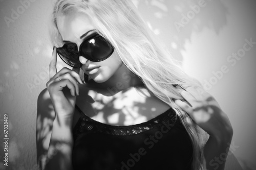 Photo: beautiful woman in sunglasses.fashion blond girl beautiful woman in sunglasses.fashion blond girl