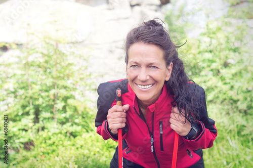 Photo: Frau macht kleine Wanderpause Frau macht kleine Wanderpause